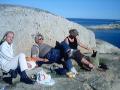 Lunsj i solen p� Verdens Ende. Marius, Einar og Beate.