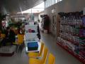 Inne i ventev�relset/butikken hos dyrlegen