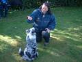 Gitte bruker sin egen hund til � vise SITT og DEKK med
