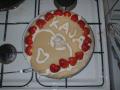 Bursdagskake med marsipanlokk og friske jordb�r!