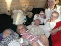 Etter festen. Fire trette s�te sm�. Imre, Sara, Ruth og Martine.