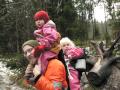 Pappa med begge jentene p� ryggen