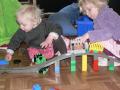 12: Sara og Ruth leker med lego