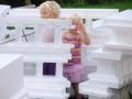 Jentene bygger hytte og spiller p� armeringsjern