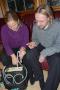 Monica skal behandle Marius sin finger med laser