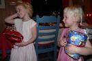 Sara og Ruth syntes det var veldig g�y � ha julenissen p� bes�k