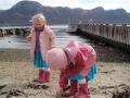 Plukke skjell p� stranden