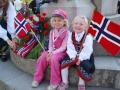 To fine jenter som gleder seg til � f� is