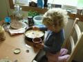 Sara er flink og er med og lager kake